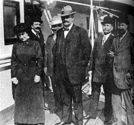 Alvear, su esposa Regina Paccini, Vicente Blasco Ibáñez, Luis de Mendeville, E. B. Gandulfo y Rodríguez Ocampo, a bordo del 